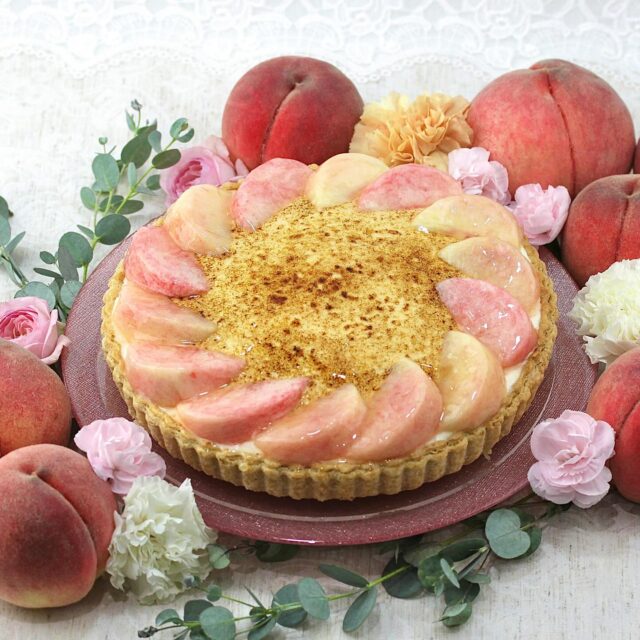🍑桃のシブーストのタルト🥧
    カット 1,102円
    ホール24㎝ 10,465円
    （8％税込）
    皆様「シブースト」というお菓子はご存知ですか？👀
    一般的にはりんごや洋梨を使ったシブーストが多く、食べた事のある方もおられるのではないでしょうか🍎
    「シブースト」とはパイ生地と果物、そして主役のクレーム・シブーストを重ねて表面を焦がしたお菓子の事を指します🥧
    焦げた表面が有名なクリームブリュレに似ていますが、その違いは口当たりの軽さと口溶けの良さ！🤤
    カスタードのみを焦がして作るブリュレとは違い、カスタードにメレンゲを合わせる事によって軽く食べやすい食感に仕上げたのが「シブースト」なんです✨
    当店ではこのシブーストに桃のペーストを加え、香ばしさと濃厚な甘さ、桃の瑞々しさが見事に調和したタルトに仕上げました🍑✨
    土台の下の層には桃のシロップ煮を入れて焼き込んでいます🍑♡
    フルーツももちろん食べたいけど洋菓子としてのタルトも楽しみたい！というスイーツ好きの皆様！😊♡ぜひ一度ご賞味くださいませ✨
    _ _ _ _ _ _ _ _ _ _ _
    住所:〒594-0081
    大阪府和泉市葛の葉町3丁目3-11（アオイ農園内）
    営業時間:10:00〜21:00
    電話番号:0725-58-6128
    その他ホームページやSNSは、Instagramトップのリンクからご覧くださいませ♪
    _ _ _ _ _ _ _ _ _ _ _
    #lumiereduciel #リュミエールドシエル #フルーツタルト専門店 #タルト #タルト専門店 #和泉市ケーキ #アオイ農園 #くだもの王国アオイ農園 #フルーツ #果物 #桃 #桃のケーキ #桃のタルト #桃スイーツ #桃タルト #桃ケーキ #シブースト #洋菓子 #洋菓子店 #大阪ケーキ #旬の果物 #フルーツケーキ #ケーキ屋さん #桃好き #甘党 #甘いもの #デザート #おやつの時間 #大阪スイーツ #和泉市カフェ