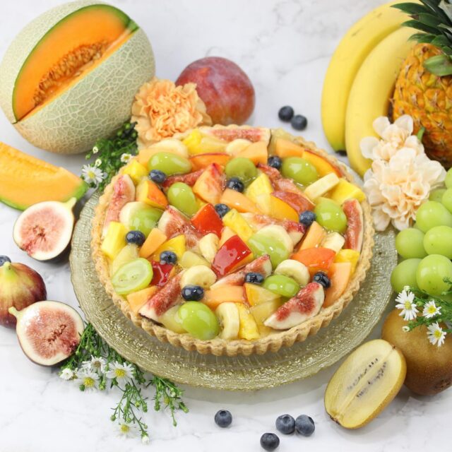 🍍季節のフルーツタルト🥝
    カット 1,069円
    ホール24㎝ 10,157円 
     【フルーツ1.4倍 12,722円】
      18㎝ 5,832円
     【フルーツ1.6倍 7,668円】
      12㎝ 2,700円
     【フルーツ1.5倍 3,348円】
      8.5㎝ 1,069円
    （8％税込）
    当店といえばこのタルト！
    人気No. 1商品の「季節のフルーツタルト」を改めてのご紹介です✨
    このタルトの主役はなんと言っても新鮮なフルーツたち！🥝
    常時8種類のフルーツを使用しており、その全てが高級で新鮮、もちろん味は一級品のものばかり！
    時期ごとに旬のものを選りすぐり、全てのフルーツを最高の状態でお客様に召し上がっていただけるよう管理を徹底しています✨
    主役はフルーツと言えど土台にももちろんこだわっており、タルト生地からカスタードまで全てが自家製🥧✨
    フルーツだけでなく洋菓子としても美味しく味わっていただきたいという思いで、相性を考え丁寧にお作りしております🧑🏻‍🍳♪
    そして4月から販売を開始したフルーツ増量バージョンも、贈り物として大変ご好評をいただいております💐
    本投稿1番上にそれぞれのサイズのフルーツの増える量と価格を記載しております👀
    増量バージョンの写真と説明を載せた投稿もございますので、気になる方はぜひご覧ください♪
    これを食べなきゃ始まらない！まだ食べた事がない方や当店で初めてタルトのご購入をお考えの方にぜひお勧めしたい商品です♪
    ⚠️使用するフルーツをお客様に指定していただく事はできません。アレルギーや苦手なフルーツを抜いて製造する事は可能ですが、代わりのフルーツはお選びいただけませんのでご了承ください。
    #lumiereduciel #リュミエールドシエル #フルーツタルト専門店 #タルト #タルト専門店 #フルーツタルト #果物 #フルーツ #和泉市ケーキ #アオイ農園 #くだもの王国アオイ農園 #旬 #旬の果物 #旬のフルーツ #プレゼント #贈り物 #季節のフルーツ #季節 #バナナ #パイナップル #キウイ #スイーツ #デザート #カスタード #自家製 #大阪 #大阪スイーツ #完熟 #完熟フルーツ #果物好きと繋がりたい
