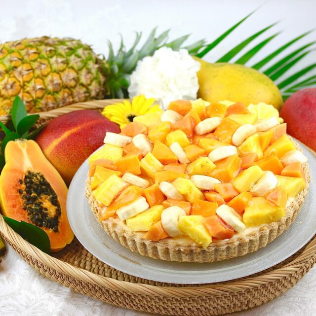 🥭南国フルーツとライムムースのタルト🌴
    〜ココナッツ風味〜
    カット 1,156円
    ホール 10,978円
    （8%税込）
    フルーツタルトを多数販売している当店の中で
    夏イチ押しの爽やかなタルトのご紹介です🌿
    『南国フルーツ×ライムムース』という名前からもすでに爽やかさが伝わってきますよね🙂‍↕️🌴
    サクサクのパイ生地に、ココナッツ入りのアーモンド生地、ライムムース、カスタードクリームを重ね、仕上げにアップルマンゴー、パパイヤ、パイン、バナナの4種類を贅沢に飾り付けました😌
    ライムムースにはライムの果汁、皮、ピューレを使用しているので、口に入れた瞬間にライムの香りが広がり、爽やかな味わいで満たされます🍋‍🟩✨
    フレッシュなフルーツとカスタードクリームだけでも満足感があり王道の組み合わせですが、ライムムースがアクセントとなり、南国フルーツのタルトをさらに夏の味わいに仕上げてくれています🌺
    王道の中に新しさがあるタルトなので、、
    ☑︎王道タルト以外も食べてみたい！
    ☑︎夏にピッタリのタルトが食べたい！
    というお客様にぜひともオススメの商品です♪
    食欲が落ちてしまいがちな季節ですが、
    当店のタルトで夏をお楽しみくださいませ！🌻
    _ _ _ _ _ _ _ _ _ _ _
    住所:〒594-0081
    大阪府和泉市葛の葉町3丁目3-11（アオイ農園内）
    営業時間:10:00〜21:00
    電話番号:0725-58-6128
    その他ホームページやSNSは、Instagramトップのリンクからご覧くださいませ♪
    _ _ _ _ _ _ _ _ _ _ 
    #lumiereduciel #リュミエールドシエル #フルーツタルト専門店 #タルト #タルト専門店 #和泉市ケーキ #大阪ケーキ #アオイ農園 #くだもの王国アオイ農園 #フルーツ #果物 #旬のフルーツ #夏の果物 #パイナップル #バナナ #アップルマンゴー #パパイヤ #南国 #南国フルーツ #南国気分 #ライム #ライムムース #ココナッツ #夏スイーツ #トロピカル #スイーツ好き #和泉市グルメ #夏季限定 #夏限定 #季節限定