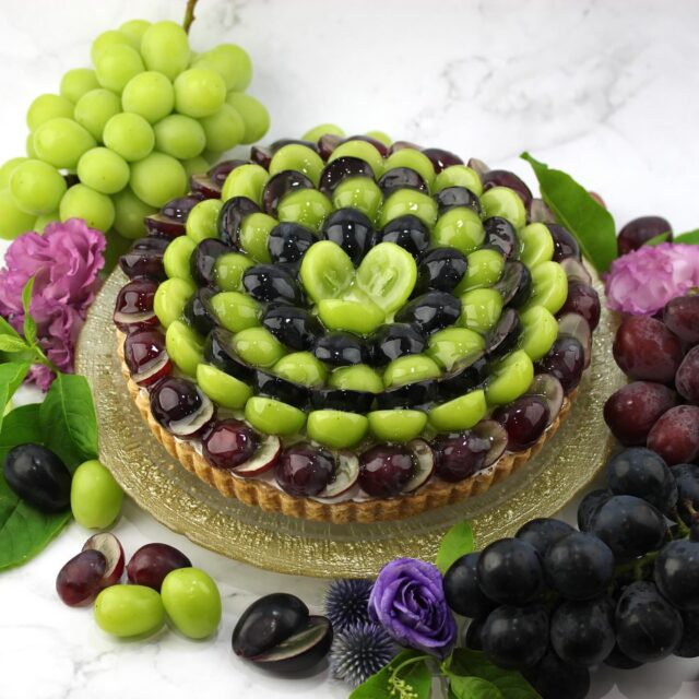 3種のぶどうティラミスのタルト🍇✨
    カット 1,458円
    ホール 13,851円
    ミニタルト（8.5㎝） 1,458円
    （8%税込）
    ナガノパープル、シャインマスカット、クイーンルージュの高級なぶどう3種を贅沢に飾り付けた夢のようなタルトが販売開始しています📢✨
    サクサクのパイ生地の上に、
    マスカルポーネクリームとぶどうジャム、シロップ、生クリームを重ね1番上に3種のぶどうを飾り付けて贅沢な層に仕上げました🍇
    上品な甘みとコクのあるマスカルポーネクリームに、ぶどうジャムとシロップが加わることでさらにリッチな味わいに🤤
    ※ミニタルトは土台がマスカルポーネクリームではなく、カスタードのみです。
    ぶどうはどれも種なしで皮ごと召し上がっていただくことができ、見た目の違いだけでなく食べてみると甘みや食感も少しずつ違うんです！😳
    それぞれのぶどうの美味しさを当店のタルトで味わってみてくださいね🍇✨
    日替わり商品のため、ご購入希望の方は事前のご予約がお勧めです🌿
    また、当日の販売商品はストーリーに毎日更新しているのでそちらもぜひご覧くださいませ👀♪
    _ _ _ _ _ _ _ _ _ _ _
    住所:〒594-0081
    大阪府和泉市葛の葉町3丁目3-11（アオイ農園内）
    営業時間:10:00〜21:00
    電話番号:0725-58-6128
    その他ホームページやSNSは、Instagramトップのリンクからご覧くださいませ♪
    _ _ _ _ _ _ _ _ _ _ 
    #lumiereduciel #リュミエールドシエル #フルーツタルト専門店 #タルト #タルト専門店 #和泉市ケーキ #大阪ケーキ #アオイ農園 #くだもの王国アオイ農園 #フルーツ #果物 #旬のフルーツ #夏スイーツ #スイーツ好き #和泉市グルメ #ぶどう #クイーンルージュ #シャインマスカット #長野パープル #ぶどうタルト #グレープ #葡萄 #ブドウ #ぶどうスイーツ #マスカルポーネ #美味しい写真 #おやつの時間 #おやつタイム #洋菓子 #カフェスイーツ
