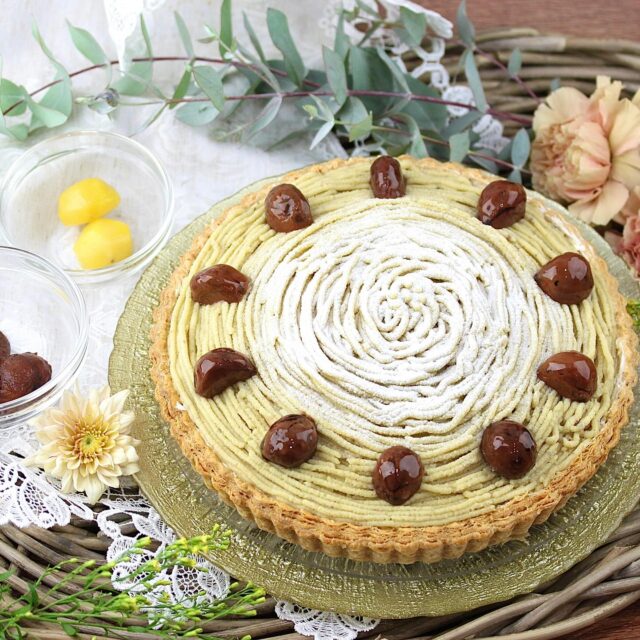 モンブラン🌰🍁
    カット 994円
    ホール24㎝ 9,439円
      16㎝ 4,266円
    （8%税込）
    秋のスイーツと言えば「モンブラン」を思い浮かべる方も多いのではないでしょうか🤭
    幅広い世代に人気でお馴染みのスイーツであるモンブラン🌰
    当店のモンブランは自家製のパイ生地の上に、ダックワーズ（卵白とアーモンドの焼き菓子）を焼き込み、刻んだ栗の甘露煮入りのカスタードクリーム、生クリーム、モンブランクリームを重ねて仕上げに粉糖をふり渋皮栗を飾りつけています🌰
    パイ生地のモンブランは珍しく、タルト専門店である当店ならではの商品です🥧✨
    ラム酒入りのモンブランクリームとラム酒を染み込ませたダックワーズ、さらに刻んだ栗の甘露煮の食感がアクセントになっていて馴染みのある味に新しさを感じる仕上がりになっていますよ✨
    パティシエの一工夫が光る味わいをぜひお楽しみくださいませ👩🏻‍🍳
    _ _ _ _ _ _ _ _ _ _ _
    住所:〒594-0081
    大阪府和泉市葛の葉町3丁目3-11（アオイ農園内）
    営業時間:10:00〜21:00
    電話番号:0725-58-6128
    その他ホームページやSNSは、Instagramトップのリンクからご覧くださいませ♪
    _ _ _ _ _ _ _ _ _ _ 
    #lumiereduciel #リュミエールドシエル #フルーツタルト専門店 #タルト #タルト専門店 #和泉市ケーキ #大阪ケーキ #アオイ農園 #くだもの王国アオイ農園 #フルーツ #果物 #旬のフルーツ #秋 #秋スイーツ #秋のフルーツ #秋のスイーツ #秋味 #食欲の秋 #秋の味覚 #モンブラン #栗 #栗スイーツ #渋皮栗 #渋皮栗のモンブラン #モンブランタルト #ラム酒 #マロン #マロンケーキ #マロンタルト #マロンクリーム