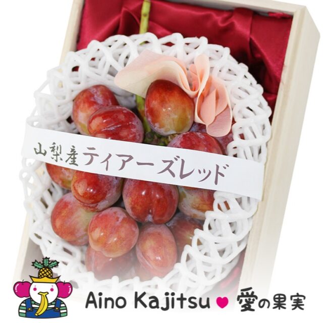 この粒の大きさに驚くはず。
    シャクッとした、ちょっと変わった食感の葡萄です。
    種がほとんどなく、皮ごとお召し上がりいただけます。
    大切な方への贈り物にはピッタリでお勧めです。
    -------------------------
    住所：〒594-0081
    大阪府和泉市葛の葉町3-3-11
    アオイ農園 愛の果実
    電話番号：0725-51-7586
    -------------------------
    #ティアーズレッド
    #ぶどう
    #ギフト
    #贈り物
    #フルーツギフト
    #季節の果物
    #フルーツボックス
    #フルーツバスケット
    #fruitlover
    #果物
    #フルーツ
    #アオイ農園
    #愛の果実
    #愛の果実 楽天市場店
    #愛の果実 Yahoo店