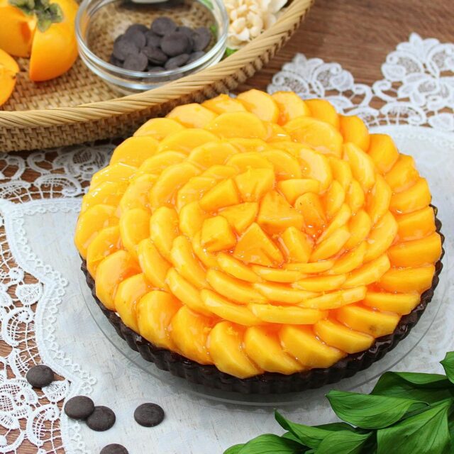 柿とチョコレートのタルト🍫🧡
    カット 972円
    ホール 9,234円
    （8%税込）
    秋に人気のフルーツ✨柿✨
    そのまま食べるのはもちろん、料理やスイーツにも使える万能なフルーツとして親しまれていますよね🙂‍↕️
    当店ではそんな柿をチョコレートと組み合わせて甘さと爽やかさが融合した秋にぴったりのタルトに仕上げました🍁
    アーモンドプードル入りのココアサブレ生地にガナッシュ（生チョコ）を塗り、ガトーショコラを焼き込んでいます🍫
    その上にグランマニエ（オレンジ系の洋酒）入りの生クリームを重ね、柿をたっぷりと飾りつけました✨
    仕上げにオレンジの皮をすって振りかけています🍊
    濃厚な甘さの柿とほろ苦いチョコレート、、意外な組み合わせかもしれませんが食べてみると相性の良さに驚きます😳
    オレンジの爽やかな味が口の中で広がるのでスッキリと召し上がっていただけますよ♪
    使用する柿はパティシエが選別し食べ頃を迎えたものを使用しています👩🏻‍🍳
    この秋に一推しのタルトとなっておりますので、ぜひご堪能くださいませ☺️🍁
    _ _ _ _ _ _ _ _ _ _ _
    住所:〒594-0081
    大阪府和泉市葛の葉町3丁目3-11（アオイ農園内）
    営業時間:10:00〜21:00
    電話番号:0725-58-6128
    その他ホームページやSNSは、Instagramトップのリンクからご覧くださいませ♪
    _ _ _ _ _ _ _ _ _ _ 
    #lumiereduciel #リュミエールドシエル #フルーツタルト専門店 #タルト #タルト専門店 #和泉市ケーキ #大阪ケーキ #アオイ農園 #くだもの王国アオイ農園 #フルーツ #果物 #旬のフルーツ #秋 #秋スイーツ #秋のフルーツ #秋のスイーツ #秋味 #食欲の秋 #秋の味覚 #秋の味覚いただきます #柿 #柿スイーツ #柿のタルト #柿のケーキ #チョコレート #チョコレートタルト #チョコレートケーキ #柿好き #タルトケーキ #秋限定