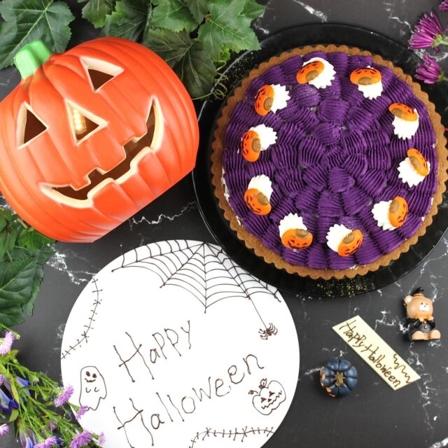 ⭐️NEW⭐️ 
    紫芋のタルト
    カット 832円
    ホール 7,900円
    （8％税込）
    \ 新商品が期間限定で登場/
    2025年10月23日（木）〜31日（金）のハロウィン限定で販売いたします👏
    ※状況により10月31日以降も販売する場合があります。
    バター香るザクザクとした食感のサブレ生地に、マカダミアナッツ入りのフィナンシェを敷き込み、紫芋ペースト入りのカスタードクリームと生クリームを重ねています✨
    仕上げに紫芋クリームを丁寧に絞り、生クリームとかぼちゃのチョコレートを飾りつけて完成です🎃
    一面が紫色のタルトは見た目からも秋らしさを感じますよね💜
    実は、着色料は一切使っておらず紫芋本来の色味なんです😳
    鹿児島産の紫芋を使用しており、お芋の素朴な優しい甘さだけでも十分満足感がありますが、そこにサブレ生地から感じるバターの風味や生クリームのリッチな味わいが合わさって、「なめらかで濃厚な食べ応えあり」のタルトに仕上がっていますよ😋
    ハロウィン仕様のタルトで写真映えバッチリなので、お写真に残してお楽しみくださいませ📸
    ご予約はLumière du ciel 公式Instagramの DM、LINE、お電話（0725-58-6128）、店頭で承っております♪
    _ _ _ _ _ _ _ _ _ _ _
    住所:〒594-0081
    大阪府和泉市葛の葉町3丁目3-11（アオイ農園内）
    営業時間:10:00〜21:00
    電話番号:0725-58-6128
    その他ホームページやSNSは、Instagramトップのリンクからご覧くださいませ♪
    _ _ _ _ _ _ _ _ _ _ 
    #lumiereduciel #リュミエールドシエル #フルーツタルト専門店 #タルト #タルト専門店 #和泉市ケーキ #大阪ケーキ #アオイ農園 #くだもの王国アオイ農園 #フルーツ #秋 #秋スイーツ #野菜スイーツ #秋のスイーツ #秋の味覚 #秋の味覚いただきます #紫芋 #紫芋スイーツ #お芋 #芋 #芋スイーツ #紫芋タルト #さつまいも #さつまいもスイーツ #さつまいもタルト #さつまいもケーキ #ハロウィン #ハロウィーン #限定 #期間限定スイーツ