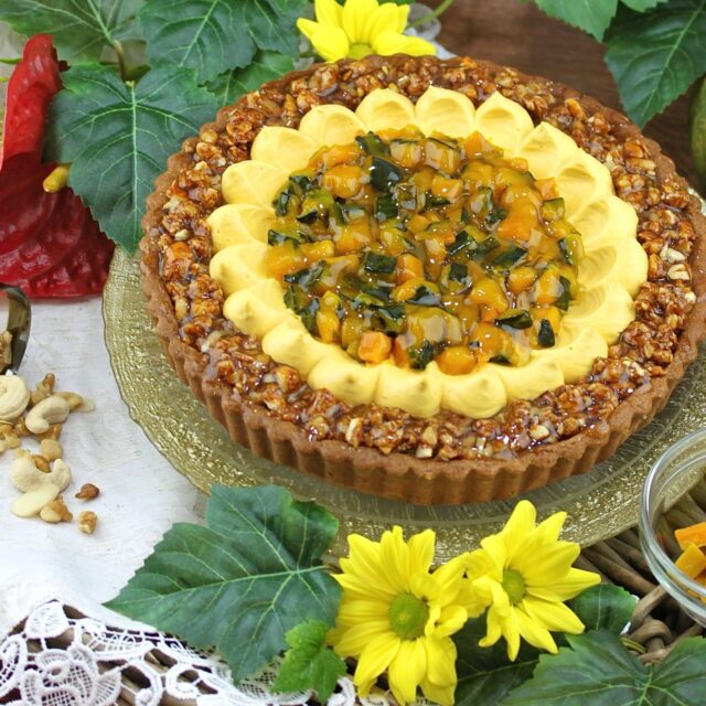 かぼちゃとキャラメルナッツのタルト🎃🥜
    カット 929円
    ホール 8,824円
    （8％税込）
    昨年新たに仲間入りしたタルトが
    今年は10月24日（金）〜31日（金）のハロウィン限定で登場です👻✨
    ※状況により10月31日以降も販売する場合があります。
    ハロウィンに向けてお店でかぼちゃを目にする機会が増えましたよね👀
    かぼちゃの魅力は何といってもホクホクの食感と口の中に広がる優しい甘み…🤤
    当店ではかぼちゃの魅力がさらに引き立つように、かぼちゃのシロップ煮と一緒にほんのり苦味のあるキャラメリゼしたナッツ（カシューナッツ、くるみ、アーモンド）も一緒に飾りつけています🥜
    土台はザクザクとした食感が特徴のバター香るサブレ生地を使用し、その上にキャラメルソース、かぼちゃプリン、かぼちゃクリームを重ねました✨
    かぼちゃプリンとかぼちゃクリームは、北海道産えびすかぼちゃのペーストを使用しています🎃
    かぼちゃはどれも優しい甘さで、香ばしいキャラメルナッツとほろ苦いキャラメルソースが全体をグッとまとめてくれています👏
    甘いケーキが苦手な方にも召し上がっていただきやすく、ハロウィンなどのパーティーにいかがでしょうか🥳
    ご予約はLumière du ciel 公式Instagramの DM、LINE、お電話（0725-58-6128）、店頭で承っております♪
    _ _ _ _ _ _ _ _ _ _ _
    住所:〒594-0081
    大阪府和泉市葛の葉町3丁目3-11（アオイ農園内）
    営業時間:10:00〜21:00
    電話番号:0725-58-6128
    その他ホームページやSNSは、Instagramトップのリンクからご覧くださいませ♪
    _ _ _ _ _ _ _ _ _ _ 
    #lumiereduciel #リュミエールドシエル #フルーツタルト専門店 #タルト #タルト専門店 #和泉市ケーキ #大阪ケーキ #アオイ農園 #くだもの王国アオイ農園 #フルーツ #秋 #秋スイーツ #野菜スイーツ #秋のスイーツ #秋の味覚 #秋の味覚いただきます #かぼちゃ #かぼちゃケーキ #南瓜 #カボチャ #カボチャケーキ #かぼちゃタルト #かぼちゃスイーツ #パンプキン #パンプキンスイーツ #ナッツ #ハロウィン #ハロウィーン #限定 #期間限定スイーツ