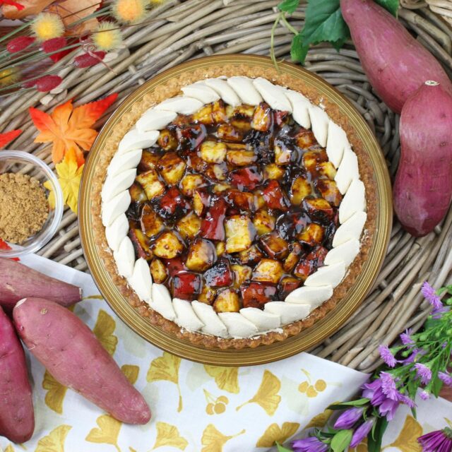 🤎鳴門金時とキャラメルチョコのタルト〜黒糖風味〜🍠
    カット 886円
    ホール 8,413円
    （8％税込）
    秋といえば🍁当店自慢の旬のフルーツももちろん美味しいですが、やっぱりお芋や栗なんかが食べたくなる季節ですよね♡🍠
    お芋好きの方にぴったりの新商品が今年から登場です👏
    写真からも伝わってくる土台のザクザク感！
    バターたっぷりのサブレ生地にバニラを加え、甘くて贅沢な香りに✨
    中にはキャラメル風味のガナッシュクリーム、更にダマンド（アーモンド生地）を重ねて焼き、黒糖クリームをたっぷりと絞りました🤤
    これでもかと乗せられたさつま芋は、徳島県産の「鳴門金時」を使用しております✨
    上品な甘味とホクホク感、美しい紅色が特徴のブランド品です😋
    長時間じっくりと焼いた後に焦がした黒糖を絡め、香ばしさと上品な甘味を引き出しています🤤✨
    珈琲や紅茶、日本茶などにも合いそうな秋らしい味わいとなっております☕️
    贈り物にはもちろんのこと、贅沢な1人時間のお供にもぴったり✨
    暑さも去り、過ごしやすくなったこの季節を感じながらご賞味いただきたい一品です🍂
    _ _ _ _ _ _ _ _ _ _ _
    住所:〒594-0081
    大阪府和泉市葛の葉町3丁目3-11（アオイ農園内）
    営業時間:10:00〜21:00
    電話番号:0725-58-6128
    その他ホームページやSNSは、Instagramトップのリンクからご覧くださいませ♪
    _ _ _ _ _ _ _ _ _ _ 
    #lumiereduciel #リュミエールドシエル #フルーツタルト専門店 #タルト #タルト専門店 #和泉市ケーキ #大阪ケーキ #アオイ農園 #くだもの王国アオイ農園 #フルーツ #秋 #秋スイーツ  #秋のスイーツ #秋の味覚 #芋 #さつまいも #さつま芋 #サツマイモ #黒糖 #芋スイーツ #なると金時 #里むすめ #おいも #焼き芋 #キャラメル #サブレ #芋タルト #芋のタルト #贈り物 #秋のタルト