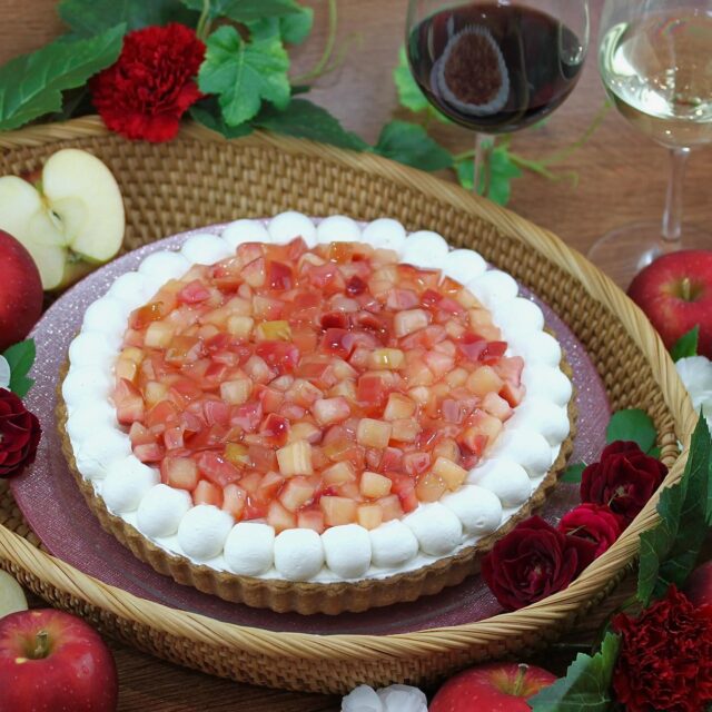 紅玉りんごのタルト🍎🍸
    カット 896円
    ホール 8,516円
    （8％税込）
    鮮やかなりんごが主役の可愛らしいタルトのご紹介です🍎
    『紅玉りんご』とは、スッキリとした酸味が特徴で調理・加工に適しているのでお菓子作りなどによく利用される品種なんです🙂‍↕️
    そんな紅玉りんごを赤ワインで煮込み、プリン生地と一緒に甘いクッキー生地に敷き込みました🍷
    さらにカルヴァドス（りんごの洋酒）入りの生クリームを重ねて白ワインで煮た紅玉りんごを飾りつけ大人の味わいに🍸
    仕上げにカルヴァドス入りの生クリームを周りに可愛らしく絞りました✨
    フルーツタルト専門店だからこそ、
    1番上だけりんごを飾りつけるのではなく、層の中にもりんごを入れてシャキシャキとした食感をお楽しみいただけるように仕上げています🍎
    赤ワインと白ワインは丁寧に煮込み、ほどよく香る程度になっているので紅玉りんごのスッキリとした酸味もしっかり味わっていただけますよ😋
    甘すぎないタルトなので食後でもペロッと食べれてしまいます🤤
    普段からりんごを食べている方も
    最近あまり食べていないという方も
    大人の味わいに仕上げた紅玉りんごのタルトをぜひご賞味くださいませ☺️🍎
    _ _ _ _ _ _ _ _ _ _ _
    住所:〒594-0081
    大阪府和泉市葛の葉町3丁目3-11（アオイ農園内）
    営業時間:10:00〜21:00
    電話番号:0725-58-6128
    その他ホームページやSNSは、Instagramトップのリンクからご覧くださいませ♪
    _ _ _ _ _ _ _ _ _ _ 
    #lumiereduciel #リュミエールドシエル #フルーツタルト専門店 #タルト #タルト専門店 #和泉市ケーキ #大阪ケーキ #アオイ農園 #くだもの王国アオイ農園 #フルーツ #果物 #旬のフルーツ #秋 #秋スイーツ #秋のフルーツ #秋のスイーツ #秋味 #食欲の秋 #秋の味覚 #りんご #りんごスイーツ #紅玉りんご #紅玉りんごのタルト #りんごのタルト #りんごケーキ #アップル #赤ワイン #白ワイン #大人のスイーツ #カルヴァドス