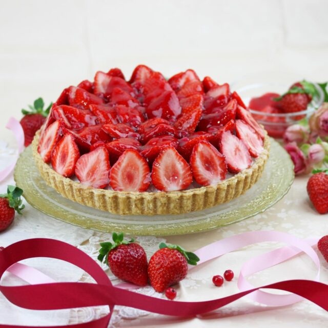 🥧あまおういちごのオペラタルト🍓
    カット 1,523円
    ホール24㎝ 14,467円
    (8%税込)
    苺がフルーツの中でも人気なのはもちろんですが、その中でもあまおうと言えば大きくて美味しい、「いちごの王様」といったイメージがありますよね💖
    そんなあまおうのみを贅沢に使用した「あまおういちごのオペラタルト」が販売開始です✨
    名前からは土台の味が想像できない、、、とよく聞いていただくので詳しくご紹介です💭
    「オペラ」というのはもともとフランス生まれのチョコレートケーキのことで、色々な生地やクリームが何層にも重なっているのが最大の特徴です😋
    有名な歌劇場の「オペラ座」が名前の由来であり、諸説ありますがあの天井まで続く客席をイメージして作られたと言われています🎶
    当店のオペラタルトもサクサクのタルト台の中にたくさんの層を重ねており、それぞれの層をいちご風味にアレンジしています🍓
    下から順に、
    ・パイ生地
    ・ガナッシュクリーム
    ・ジョコンド（卵やアーモンド粉末を混ぜた生地を焼いたもの）
    ・いちごのババロア
    ・いちごとラズベリーのソース
    ・薄く切ったスポンジケーキ
    ・いちご風味のバタークリーム
    ・いちご風味の生クリーム
    ・たっぷりのあまおう🍓
    といった構成になっています！当店の商品の中で最も層の多いタルトなんです😉
    書ききれませんが所々にいちごのリキュールやシロップも加えており、全ての層があまおうとの相性ばっちり✨
    様々な色が重なった断面が美しく、1度に色々な味や食感が楽しめるのがこのタルトの魅力です💕
    いちごが好きだけど、王道のカスタードや生クリームのケーキは食べ飽きてしまった、、という方に！
    とっても贅沢な「あまおういちごのオペラタルト」をぜひ一度ご賞味くださいませ☺️✨
     _ _ _ _ _ _ _ _ _ _
    住所:〒594-0081
    大阪府和泉市葛の葉町3丁目3-11（アオイ農園内）
    営業時間:10:00〜21:00
    電話番号:0725-58-6128
    その他ホームページやSNSは、Instagramトップのリンクからご覧くださいませ♪
    _ _ _ _ _ _ _ _ _ _ 
    #いちご #オペラ #あまおう