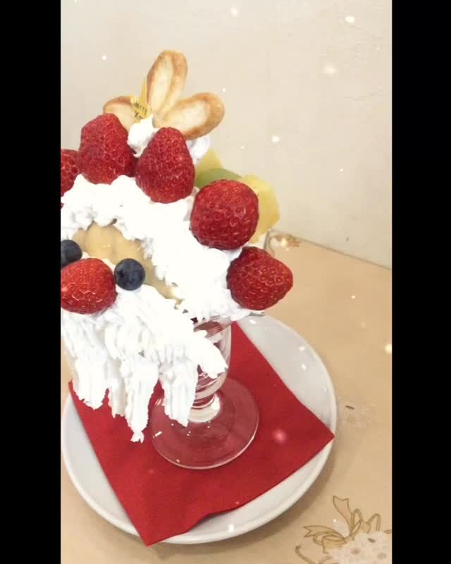 🎄クリスマスパフェ🎄
    ❣️12月25日までの限定販売です❣️
    サンタさんをモチーフにしたパフェです
    サンタさんの顔はクレープの生地でできており　
    クリームのお髭がチャーミングポイント♡
    🍓苺の帽子にお鼻、つぶらな目👀はブルーベリー🫐、
    クリスマスツリーをイメージしたパイン🍍とキウイ🥝と
    源氏パイでスペシャルなパフェとなりました
    クリスマスにアオイ農園(ぶどうの木)へ　
    足を運んでみませんか
    スタッフ一同　ご来店お待ちしております🩷
    ＝＝＝＝＝＝＝＝＝＝＝＝＝＝＝＝＝＝
    【アオイ農園】
     営業時間︰9:00〜21:00
    【フルーツパーラー「ぶどうの木」】
     営業時間︰10:00〜20:00(ラストオーダー)
     〒594-0081 
      大阪府和泉市葛の葉町3丁目3-11
     （お車でお越しの際はカーナビを
      3丁目3-14でセット下さい。）
     JR北信太駅より  徒歩15分
      南海北助松駅より 徒歩20分
     定休日︰年中無休
      TEL☎︰0725-41-6955
    ＝＝＝＝＝＝＝＝＝＝＝＝＝＝＝＝＝＝＝＝
      #フルーツ  #インスタ映え　#カフェ