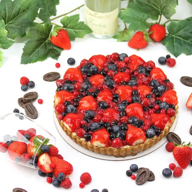 🫐🍓ベリーとチョコレートムースのタルト🍫
    カット 1,361円
    ホール24㎝ 12,928円
    （8%税込）
    美しく散りばめられたフルーツがまるでキラキラ輝く宝石のよう💎✨
    バレンタインやホワイトデーにぴったりなタルトのご紹介です💝
    2層になったガナッシュとチョコレートムースには、高級チョコレートで有名なヴァローナ社の「マンジャリ」という品種を贅沢に使用しております🍫
    カカオ本来の苦味が贅沢に感じられ、果実のように爽やかな酸味と芳醇な香りが鼻を抜ける、このタルトにぴったりのチョコレートなんです✨
    土台には甘さのあるクッキー生地を使用しており、上に飾られた酸味あるフルーツとチョコレートムースの上品な苦味が合わさると、大人っぽい贅沢な味わいに🥰
    乗っているフルーツは苺、ブルーベリー、グロゼイユ、カシスの4種類で、プチプチと弾ける食感と溢れ出る甘酸っぱい果汁がベリー好きにはたまりません♡
    バレンタイン、ホワイトデーの贈り物や、寒い冬のお家時間のお供にぜひ選んでいただきたいタルトです♡
    _ _ _ _ _ _ _ _ _ _ _
    住所:〒594-0081
    大阪府和泉市葛の葉町3丁目3-11（アオイ農園内）
    営業時間:10:00〜21:00
    電話番号:0725-58-6128
    その他ホームページやSNSは、Instagramトップのリンクからご覧くださいませ♪
    _ _ _ _ _ _ _ _ _ _ 
    #フルーツタルト #ベリー #チョコレート #季節限定 #バレンタイン