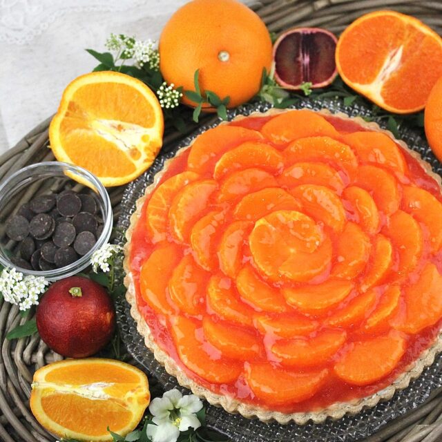 オレンジとチョコレートのタルト🍊🍫
    カット 950円
    ホール 9,029円
    （8%税込）
    冬の代表的な果物と言えばみかんを思い浮かべる方も多いのではないでしょうか👀🍊
    お店でも様々な種類のみかんを見掛けますが、こちらのタルトには『柑橘の大トロ』と呼ばれている『せとか』を使用しています✨
    せとかは濃厚な甘さとジューシーな果汁が特徴で、一口食べるとその美味しさに魅了されること間違いなしです🤤
    そんなせとかをオレンジの洋酒とレモン果汁でマリネしたっぷり贅沢に飾りつけ、周りにブラッドオレンジソースを絞りました🍊✨
    さらにサクサクのパイ生地の土台にチョコムース、オレンジムース、自家製のオレンジジャムを重ね、アクセントに擦ったオレンジの皮とオレンジの洋酒入りシロップを入れて、さっぱりとした爽やかさの中に甘さを感じる口当たりの良いタルトに仕上げました😋
    鮮やかなせとかが綺麗に並んだホールはお花のように美しい見た目となっています🌼
    ティータイムやお手土産、お誕生日などのお祝いにいかがでしょうか😌🎁
    ご予約はタルト専門店Lumière du ciel 公式InstagramのDM、LINE、店頭、お電話（0725-58-6128）で承っておりますのでお気軽にご連絡くださいませ♪
    ※画像のタルトにはせとかを使用しています。
    オレンジの種類は入荷状況によって変わります。
    _ _ _ _ _ _ _ _ _ _ _
    住所:〒594-0081
    大阪府和泉市葛の葉町3丁目3-11（アオイ農園内）
    営業時間:10:00〜21:00
    電話番号:0725-58-6128
    その他ホームページやSNSは、Instagramトップのリンクからご覧くださいませ♪
    _ _ _ _ _ _ _ _ _ _ 
    #タルト #タルトケーキ #オレンジ #チョコレート #洋菓子