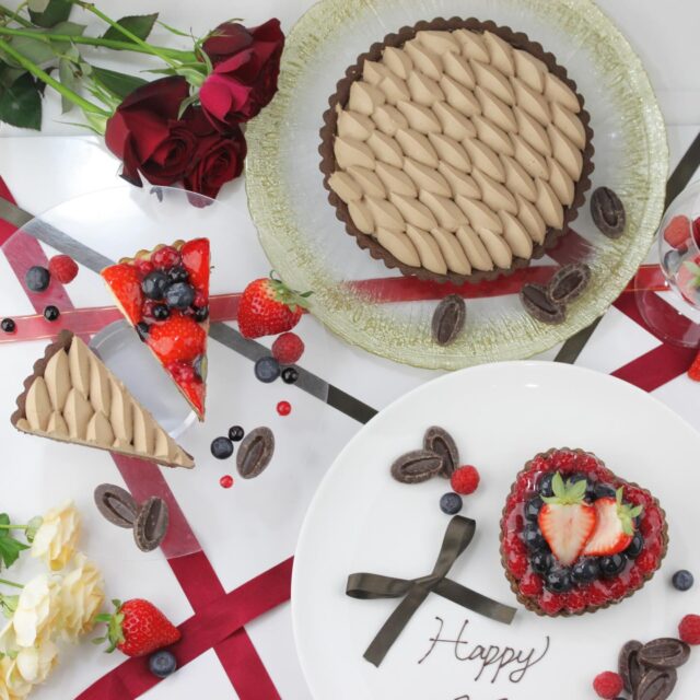 いつも当店をご利用いただきありがとうございます😊
    ギリギリになってしまいましたが、再度ホワイトデーに関してお知らせでございます。
    「ハート型 チョコレートとベリーのタルト」につきまして、材料不足によりホワイトデー期間の販売を取り止めると告知いたしましたが、
    この度材料確保の目処が立ち、販売を再開させていただく運びとなりました🙇‍♀️
    告知内容が二転三転し、お客様にはご迷惑をお掛けいたしましたことをお詫び申し上げます。
    つきましては3/12〜3/14の３日間のお渡し限定で、ご予約も受け付け再開とさせていただきます。
    期間中の店頭販売につきましては、ご予約の数量によって販売数が変動いたしますのでご了承くださいませ。
    またこちらの商品だけでなく様々な種類のタルトを販売中でございますので、大切な方へのプレゼントやバレンタインのお返しにぜひご利用くださいませ🩵✨
    商品の詳細や価格についてはホームページをご覧いただくか、店舗にお問い合わせいただければスタッフが対応いたします☺️
    ご予約はご来店、お電話、LINEのモバイルオーダー、インスタDMにて承っております♪
    皆様のご予約、ご来店をお待ちしております✨
    #ホワイトデー #プレゼント #お返し #チョコレート #ギフト 
    ---------------------------------------------------
    住所:〒594-0081
    　  大阪府和泉市葛の葉町3丁目3-11（アオイ農園内）
    営業時間:10:00〜21:00
    電話番号:0725-58-6128
    その他ホームページやSNSは、Instagramトップのリンクからご覧くださいませ♪