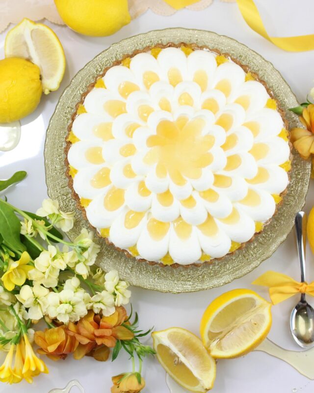 はちみつレモンのタルト🍯🍋
    カット 886円
    ホール 8,413円
    （8％税込）
    春の訪れを感じる新作タルトが販売開始しました🌸
    販売初日から多くのお客様にご購入いただき完売したこちらのタルト✨
    早くも人気タルトに仲間入りの予感です🤭
    クッキー生地の土台にレモンムース、はちみつシロップ、はちみつムースを重ねて仕上げに生クリームとはちみつソースを塗り、縁にはすりおろしたレモンの皮をトッピングしました🍋
    はちみつ×レモンの王道の組み合わせですが、他のタルトとの違いは何と言っても口溶けの軽さ😳
    ふわっと軽くなめらかな食感で爽やかな味わいなので食後のデザートにもオススメですよ☕️
    さっぱりとした酸味のあるレモンとなめらかで甘いはちみつ、生クリームの味わいが広がる甘みと酸味のバランスが絶妙なタルトで、王道の組み合わせが癖になること間違いなしです🙂‍↕️✨
    ホールでご購入いただくと可愛らしいお花のような見た目になっておりお祝いやプレゼントにもピッタリです🎁
    こちらのタルトは日替わり販売の商品です🍰
    1カットからご予約も承っておりますのでご希望のお客様はお気軽にご連絡くださいませ✨
    タルト専門店Lumière du cielの公式インスタDM、LINE、お電話、店頭にて承っております♪
    _ _ _ _ _ _ _ _ _ _ _
    住所:〒594-0081
      大阪府和泉市葛の葉町3丁目3-11（アオイ農園内）
    営業時間:10:00〜21:00
    電話番号:0725-58-6128
    その他ホームページやSNSは、Instagramトップのリンクからご覧くださいませ♪
    _ _ _ _ _ _ _ _ _ _ _
    #タルト #ケーキ #新作 #新商品 #はちみつレモン