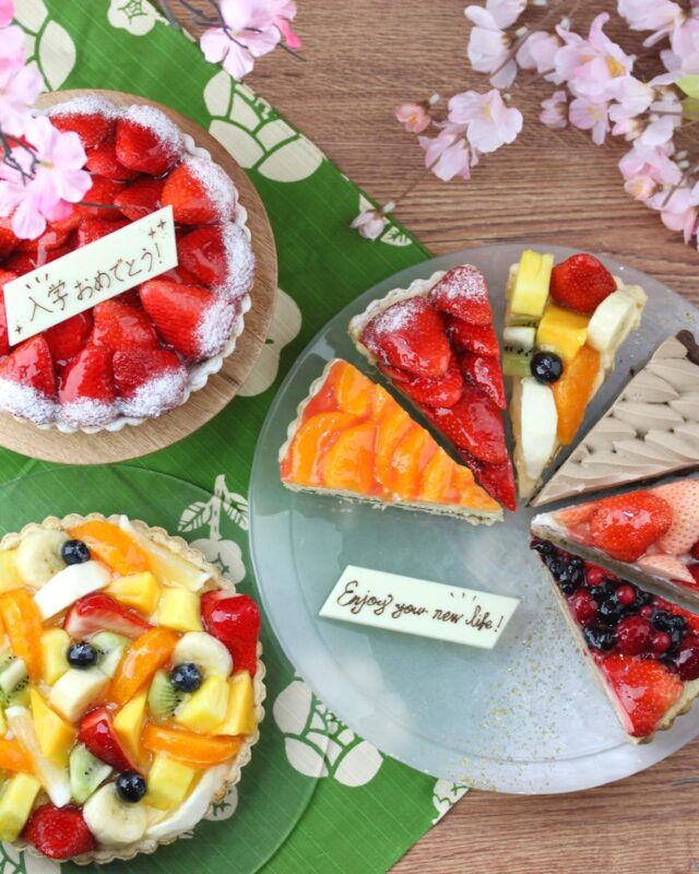 この春、入学や就職などで新しいスタートを迎える皆様、誠におめでとうございます🌸
    これから新生活を頑張るご自身に、エールを送りたい大切な人に、、
    当店のタルトはいかがでしょうか🎁✨
    何歳になっても始まりはいつもドキドキ、ワクワクですよね💭
    当店のスイーツで少しでも皆様の気持ちが安らいだり、背中を押すことができれば嬉しい限りです☺️
    ただいま新作の「はちみつレモンのタルト」を始め、旬の苺やベリー、柑橘系のタルトなど種類豊富に販売中です🍰
    タルトについて詳しく知りたい！
    何をプレゼントしようか悩んでしまう…
    そんな時はぜひスタッフにお気軽にご相談くださいませ♪
    ご予約やお問い合わせは、タルト専門店Lumière du cielの公式インスタDM、LINE、お電話、店頭で承っております✨
    スタッフ一同、皆様のご来店を心よりお待ちしております👩🏻‍🍳
    _ _ _ _ _ _ _ _ _ _ _
    住所:〒594-0081
    　  大阪府和泉市葛の葉町3丁目3-11（アオイ農園内）
    営業時間:10:00〜21:00
    電話番号:0725-58-6128
    その他ホームページやSNSは、Instagramトップのリンクからご覧くださいませ♪
    _ _ _ _ _ _ _ _ _ _ 
    #フルーツタルト #プレゼント #入学祝い #就職祝い #ケーキ