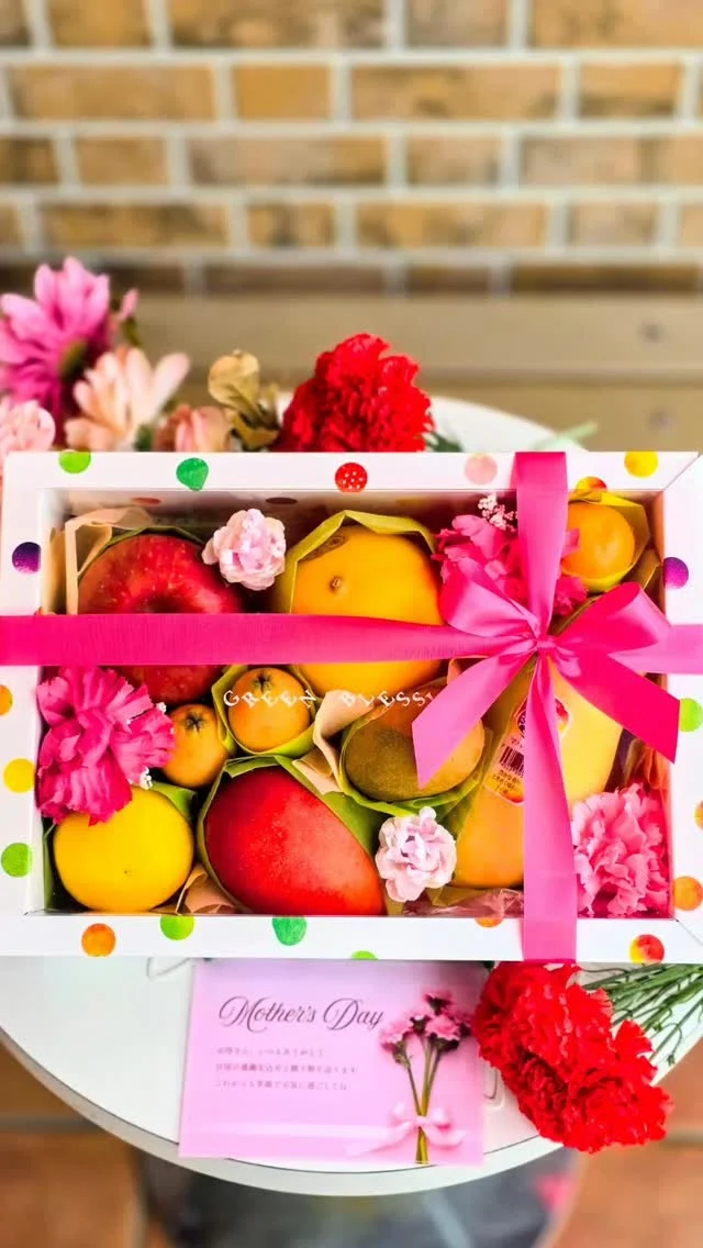​「いつもありがとう」を、言葉以上のギフトで。🌿
    ​今年の母の日は5月10日。
    普段は照れくさくて言えない感謝の気持ちを
    とびきり贅沢な果物に込めて贈りませんか？
    ​箱を開けた瞬間に広がる甘い香りと、
    宝石のように輝くフルーツで。
    お母さんの日常が、パッと華やぐ特別なひとときを届けます。✨
    ​心を込めて、ひとつずつ丁寧にお作りしています。
    ​【大切なお知らせ：母の日ご予約について】
    ​毎日たくさんのご予約ありがとうございます！🌿
    ひとつずつ丁寧にお作りするため、ご用意できる数に限りがあり、予定数に達し次第、受付終了とさせていただきます。
    ​「これだ！」と決めてくださっている方は、ぜひお早めのご予約をお願いします。🙇‍♀️
    ​また、当日お忙しいお母さんには、あえて前後にずらして贈るのもおすすめ！ゆっくり贅沢に、完熟の味を楽しんでいただけますよ✨
    ​感謝を込めた特別なギフト。私たちが心を込めてお届けします。
    ーーーーーーーーーーーーー
    (有)アオイ農園　ぶどうの木
    大阪府和泉市葛の葉町3-3-11
    (お車などでナビゲーションシステムを利用される場合は、番地を3-3-13でセットしてください。)
    TEL:0725-41-6955
    営業時間
    アオイ農園　9:00〜21:00
    ぶどうの木　10:00〜20:00
    Lumiere du ciel  10:00〜21:00
    ーーーーーーーーーーーーーー
    ​#母の日
    #母の日ギフト
    #感謝を込めて 
    #フルーツギフト 
    #アオイ農園