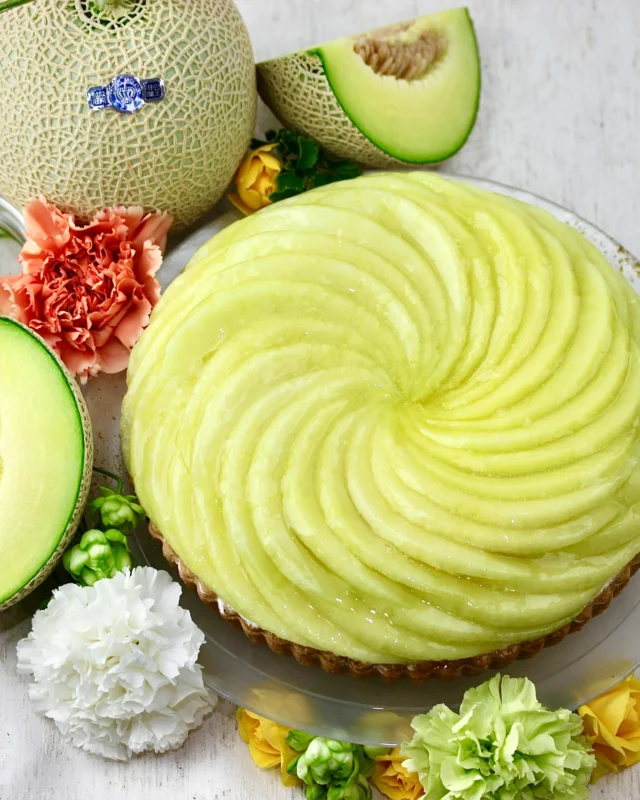 静岡県産クラウンメロンとダブルチーズのタルト🍈🧀
    カット1,490円
    ホール24㎝ 14,159円
      18㎝  8,586円
    (8%税込)
    様々なフルーツタルトを販売している当店で、特に興味を持っていただくことが多いこちらのタルト👀
    メロンとチーズの組み合わせ…気になりますよね🫣
    実は、甘くてジューシーなメロンとチーズは最高の組み合わせなんです！🤝
    土台はクッキー生地を使用し、レアチーズと塩気の効いたベイクドチーズを重ねています🧀✨
    1番上に飾りつける主役のメロンは「メロンの王様」と呼ばれる最高峰のクラウンメロンを贅沢に使用しています🍈👑
    クラウンメロンは1本の木に1つの実だけを育てる「一茎一果」という栽培方法で、一つのメロンに全ての栄養が注ぎ込まれており、厳しい検査基準に合格したものだけが出荷されます🚚
    プロによって厳選された甘くてジューシーなクラウンメロンと、当店自家製のレアチーズとベイクドチーズ✨
    一口食べた瞬間に全てが口の中で調和され、甘味と塩味の絶妙なバランスが出来上がるんです🤤
    食べ応えはありますが最後の一口までペロッと食べれてしまうほどの美味しさで、メロンとチーズの相性の良さに虜になること間違いなしです🤭
    普段甘いスイーツを召し上がらない方にもオススメですよ♪
    _ _ _ _ _ _ _ _ _ _ _
    住所:〒594-0081
      大阪府和泉市葛の葉町3丁目3-11（アオイ農園内）
    営業時間:10:00〜21:00
    電話番号:0725-58-6128
    その他ホームページやSNSは、Instagramトップのリンクからご覧くださいませ♪
    _ _ _ _ _ _ _ _ _ _ _
    #クラウンメロン #メロン #メロンタルト #チーズタルト #スイーツ