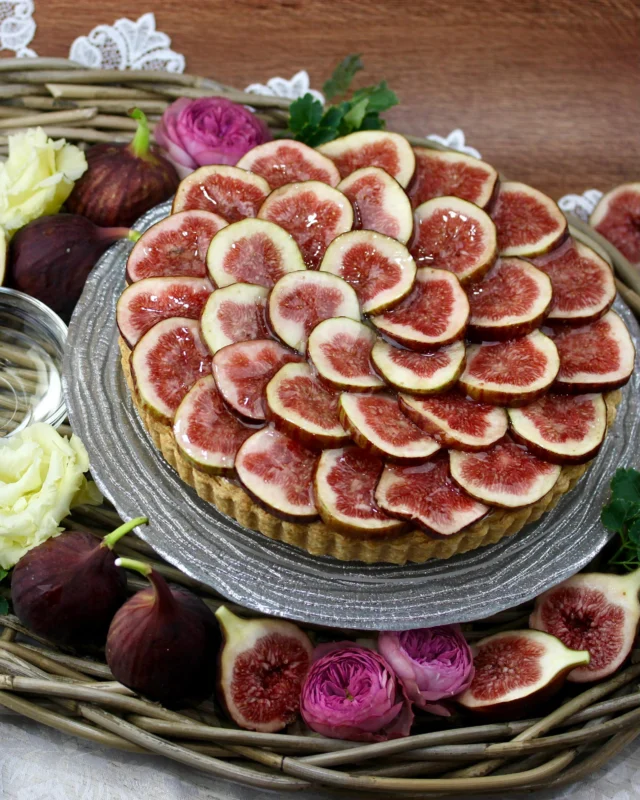 いちじくのタルト🥧 
    カット 1,274円
    ホール 12,107円
    (8%税込)
    正直、いちじくってあまり馴染みがなくて食わず嫌いしている、、🫤
    そんな方、多いんではないでしょうか？🔍👀
    他のフルーツとは毛色の違うその見た目から、味の想像がつかない！たくさんあるフルーツの中からわざわざ選ばない！そんな声をよく耳にします😢
    でもこのタルトを一度食べれば、次からあなたもいちじくを探すようになってしまうはず、、🥰
    いちじくを食べたことない方にこそぜひご賞味いただきたい、いちじくのタルトのご紹介です♡
    フルーツの中でもトップレベルの柔らかさで、このきめ細やかで繊細な食感は他のフルーツでは味わえません🤤
    そして一口噛むと鼻に抜ける上品な香りは、まるで甘いアロマやコロンを思わせます🫧
    ジュワッと溢れるシロップのような果汁と芳醇な甘さ、これらがいちじくの魅力なんです✨
    上に飾った生のいちじくだけでなく、土台にも贅沢にいちじくを使用しています🤤
    土台の方のいちじくは白ワインで丁寧に煮込み、それをダマンド（アーモンド粉末入りの生地）と一緒に焼き上げることによって甘みと香りが凝縮され、ねちっと癖になる食感に大変身♡
    この土台が焼き上がる時、厨房にはエキゾチックな洋酒のような、甘〜い香りが充満します、、、🤤
    その上には軽い口当たりの発酵乳入り生クリームを重ね、酸味と甘みとバランスをとっています✨
    そこに生のいちじくのジューシーさが加わり、完璧な一品が完成するのです、、🤤✨
    いちじく好きが昂じてついつい長文になってしまいましたが、これ以上は語りません🫣
    ぜひ一度ご賞味くださいませ！🙇‍♀️
    _ _ _ _ _ _ _ _ _ _ _
    住所:〒594-0081
      大阪府和泉市葛の葉町3丁目3-11（アオイ農園内）
    営業時間:10:00〜21:00
    電話番号:0725-58-6128
    その他ホームページやSNSは、Instagramトップのリンクからご覧くださいませ♪
    _ _ _ _ _ _ _ _ _ _ _
    #フルーツタルト #いちじく #無花果 #いちじくタルト #おやつ