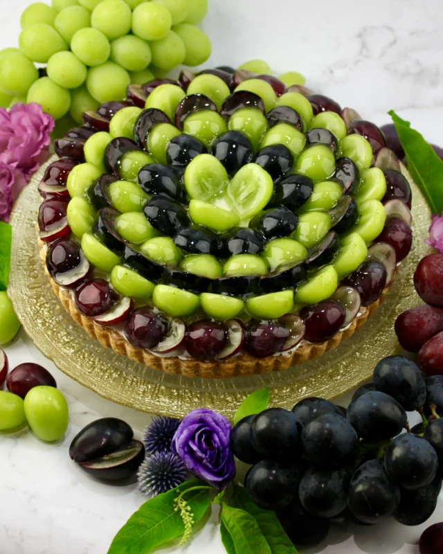 3種のぶどうティラミスのタルト🍇
    カット　1,523円
    ホール24㎝　14,467円
    　　　8.5㎝  1,523円
    （8％税込）
    高級な3種類のぶどうを使用した贅沢なタルト🍇✨
    それぞれ異なる美味しさがありますので、ぜひ特徴を知った上で召し上がってみてください😋
    ⭐︎シャインマスカット⭐︎
    パリッと弾ける食感、ジュワッと広がる果汁、爽やかな香りと甘みが特徴✨
    ⭐︎クイーンルージュ⭐︎
    シャインマスカットを親に持つ赤ぶどう🍇
    濃厚な甘みとシャインマスカットのような爽やかさが特徴✨
    ⭐︎ナガノパープル⭐︎
    黒ぶどうの最高峰👑
    粒の大きさは巨峰の約2倍で甘みが強く、酸味や渋みがほとんどないのが特徴✨
    このような特徴を持つ3種類のぶどうを一度に味わえるのがこのタルトの魅力です🤤
    土台のパイ生地にはマスカルポーネクリームを敷き込み、その上にぶどうジャムと生クリームを重ねています🥣
    薄くスライスしたスポンジケーキにはぶどう酒とぶどうジュースを染み込ませ、ぶどうを存分に味わっていただける仕上がりに♪
    ※ミニタルトの土台はマスカルポーネクリームではなくカスタードのみです。
    高級ぶどう3種の味を見事に引き立てているのがこのマスカルポーネクリーム✨
    酸味や塩気がなく、なめらかで濃厚なコクがありタルト全体をさらにリッチな味に仕上げてくれているんです🤤
    煌びやかな見た目なのでプレゼントにもオススメですよ🎁
    ぶどうは全て皮ごと召し上がっていただけますので、どの世代の方にもお喜びいただけること間違いなしです☺️
    _ _ _ _ _ _ _ _ _ _ _
    住所:〒594-0081
      大阪府和泉市葛の葉町3丁目3-11（アオイ農園内）
    営業時間:10:00〜21:00
    電話番号:0725-58-6128
    その他ホームページやSNSは、Instagramトップのリンクからご覧くださいませ♪
    _ _ _ _ _ _ _ _ _ _ _
    #フルーツタルト #葡萄 #シャインマスカット #マスカルポーネ #ケーキ