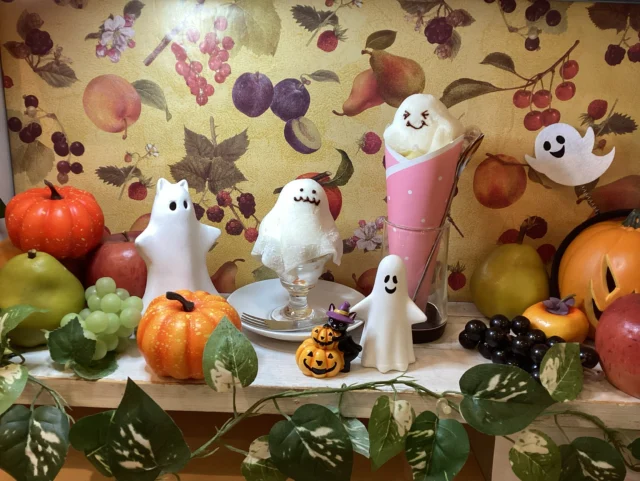 👻おばけのクレープとミニパフェ👻
    10月1日からおばけのクレープとミニパフェの販売がスタートしました
    アオイ農園のおばけ👻は求肥で出来ていて
    中身はいちご🍓とあずきと生クリームで出来たとっても
    美味しいおばけ👻になっていて
    クレープとミニパフェの中身はみかん🍊とぶどうです。
    この写真は、パーラー内のフォトブースで撮影しています📷
    お客様のご注文の商品をご自由に撮影して頂けます👍
    季節により背景や小物などが変わるので
    ご来店の際は一度見にきて下さいね♪(๑ᴖ◡ᴖ๑)♪
    ＝＝＝＝＝＝＝＝＝＝＝＝＝＝＝＝＝＝
    【アオイ農園】
     営業時間︰9:00〜21:00
    【フルーツパーラー「ぶどうの木」】
     営業時間︰10:00〜20:00(ラストオーダー)
     〒594-0081 
      大阪府和泉市葛の葉町3丁目3-11
     （お車でお越しの際はカーナビを
      3丁目3-14でセット下さい。）
     JR北信太駅より  徒歩15分
      南海北助松駅より 徒歩20分
     定休日︰年中無休
      TEL☎︰0725-41-6955
    ＝＝＝＝＝＝＝＝＝＝＝＝＝＝＝＝＝＝＝＝
      #おばけ #フルーツクレープ  #クレープ屋さん #果物屋 #osakacafe 南大阪果物屋さん 南大阪カフェ フルーツパフェ専門店 和泉市カフェ インスタ映え アオイ農園
    クレープ サービス サービスデー ジュース